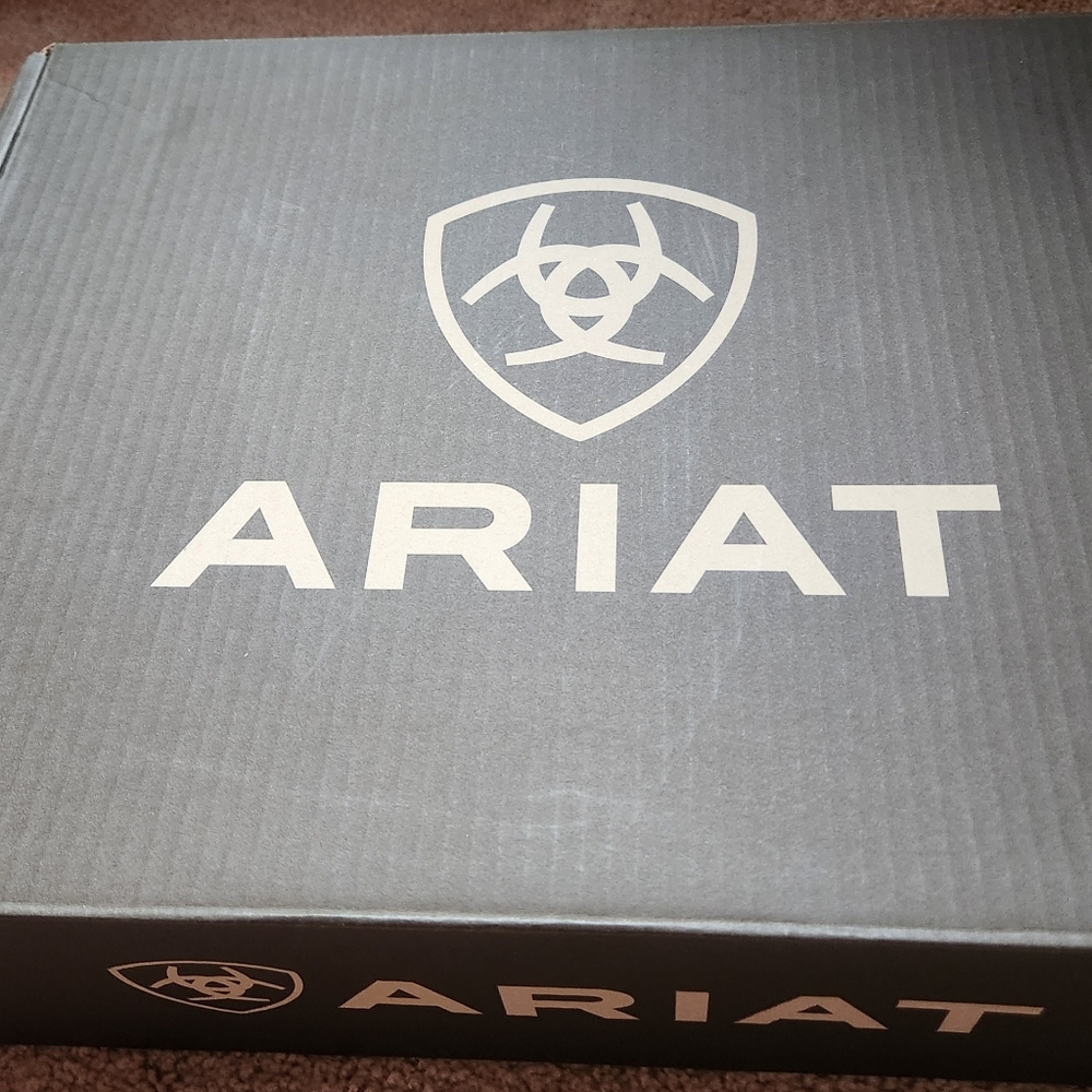 Ariat Gray VR Headset with Immersive Audio and High Resolution